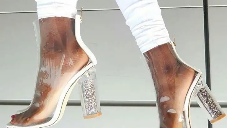 seffaf-topuklu-ayakkabi-2017-stiletto-trendleri-0-728x410.webp