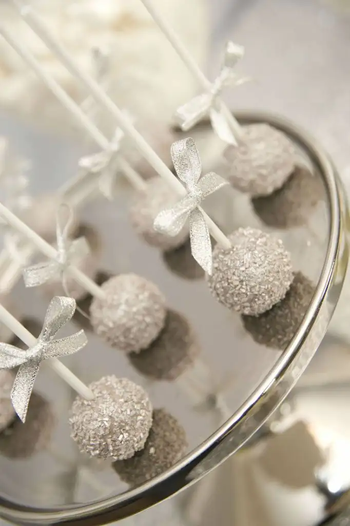 silver-winter-wedding-decoration01.webp