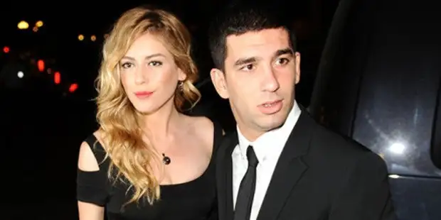 sinem-kobalin-annesinden-arda-turana-kizima-camur-atma.webp