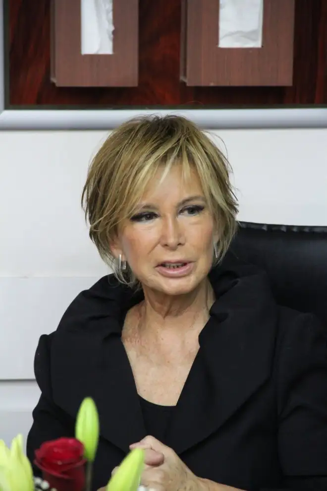 sinema-oyuncusu-filiz-akin-hasta-ziyaretinde-bulundu-IHA-20131115AW000974-4-t.webp