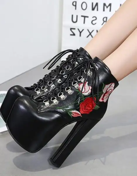 siyah-işlemeli-platform-topuk-bot-sk28920-585x750.webp