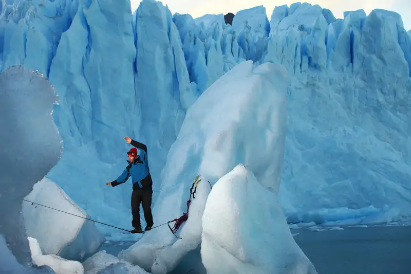 slackline-lago-argentino-glacier-argentina.webp
