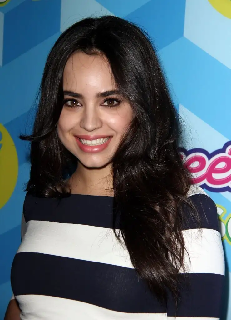 sofia-carson-attends-the-just-jared-s-summer-bash-pool-party-2015-in-los-angeles_1.webp