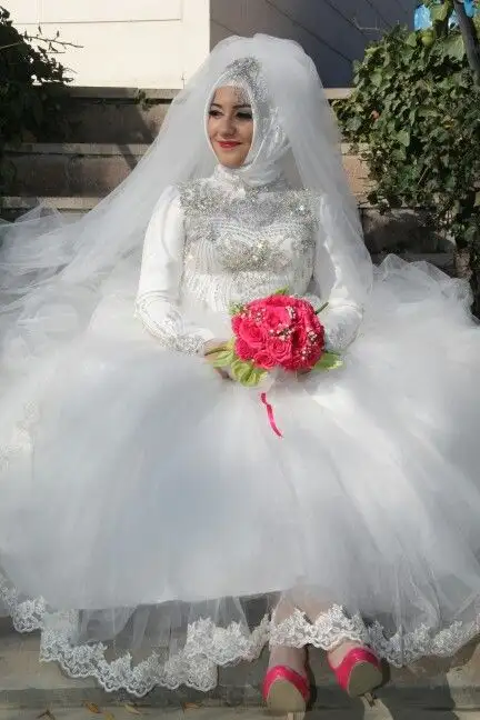 son-moda-türbanlı-gelinlik-modelleri.webp