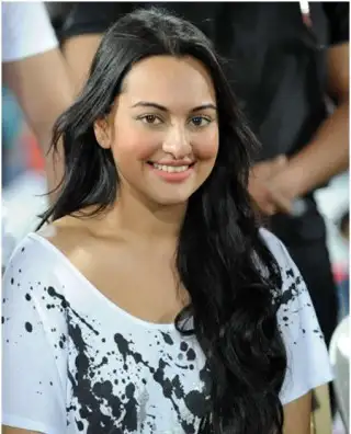 sonakshi-without-makeup-at-ccl-320x396.webp