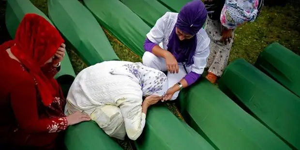 srebrenitsa-katliamin-20-yilinda-uc-kusagi-7499160_1326_m.webp