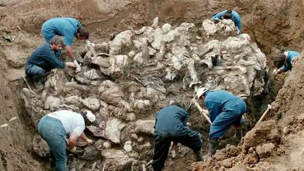 srebrenitsa-katliamin-20-yilinda-uc-kusagi-7499160_3550_m.webp