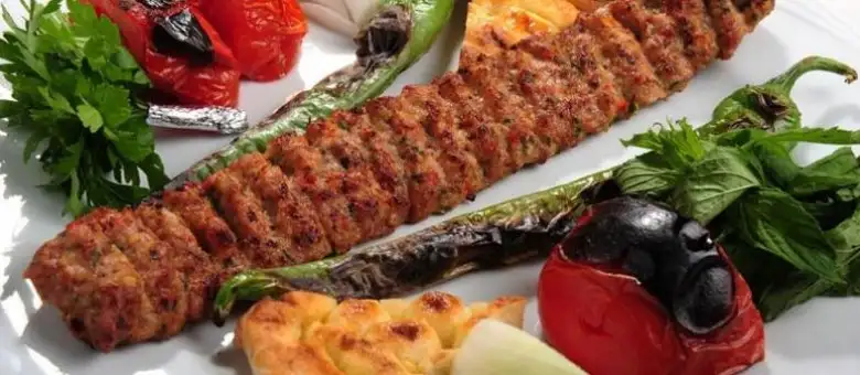 steakhouseburger-vs-adana-kebap_484377.webp