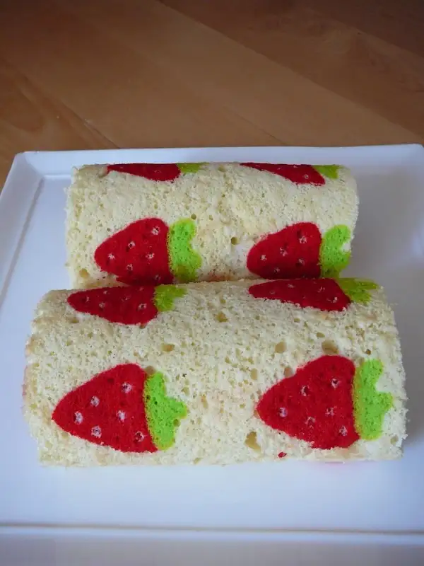 strawberr-cake-roll-600x800.webp
