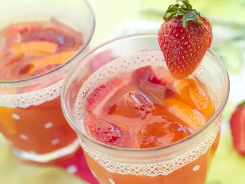 strawberry-water-2.webp