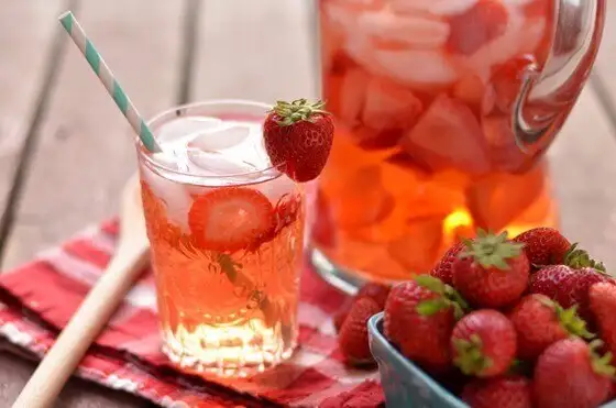strawberry-water.webp