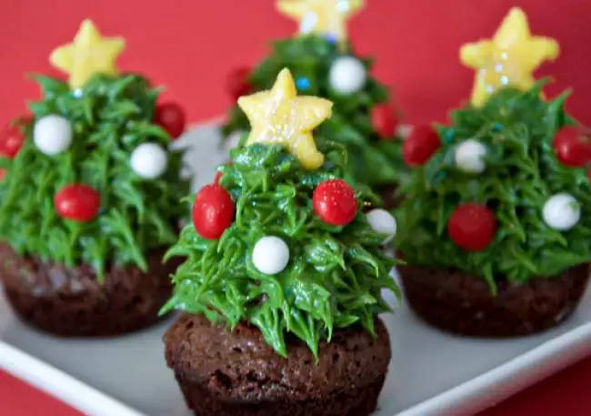 Strawberry_Christmas_Tree_Cupcakes_001_797326251.webp