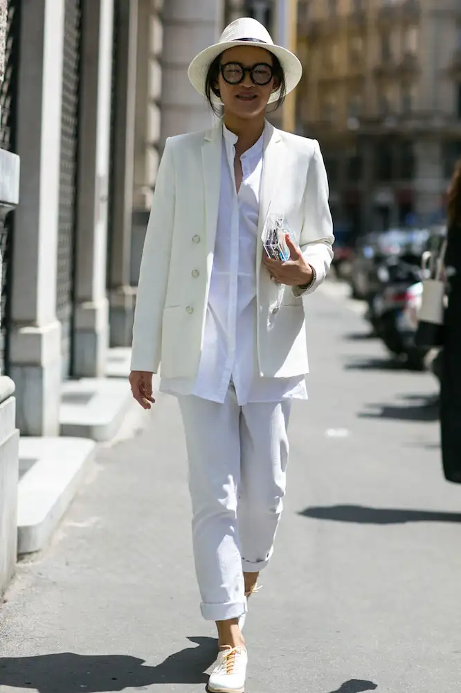 street-style-white-sneakers-trend-10.webp