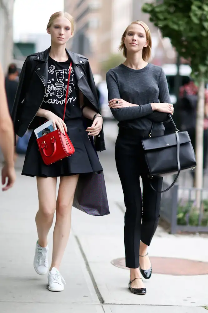 street-style-white-sneakers-trend-12.webp