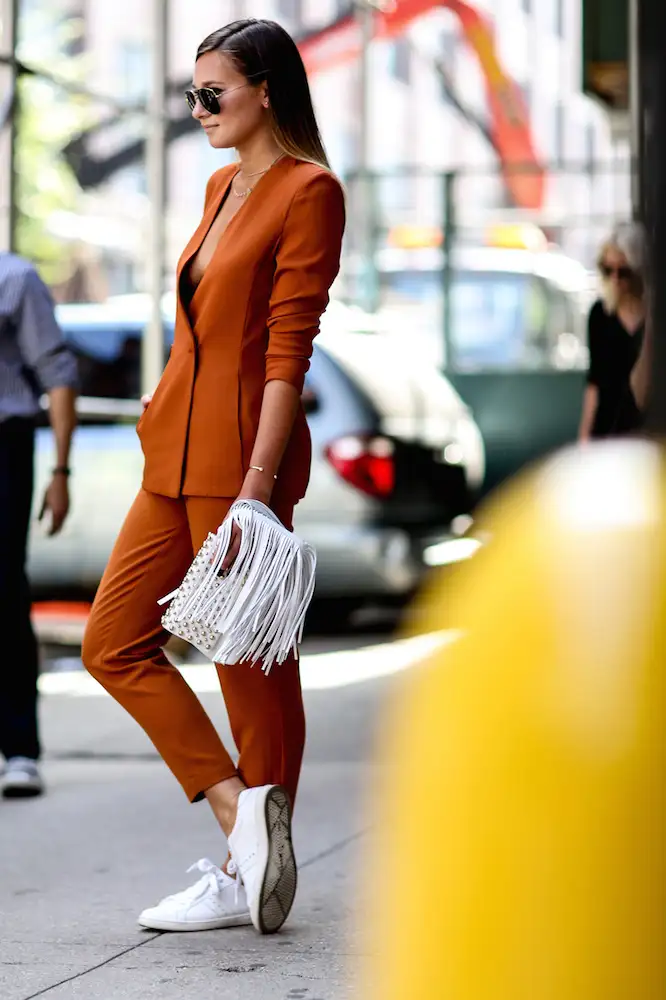 street-style-white-sneakers-trend-13.webp