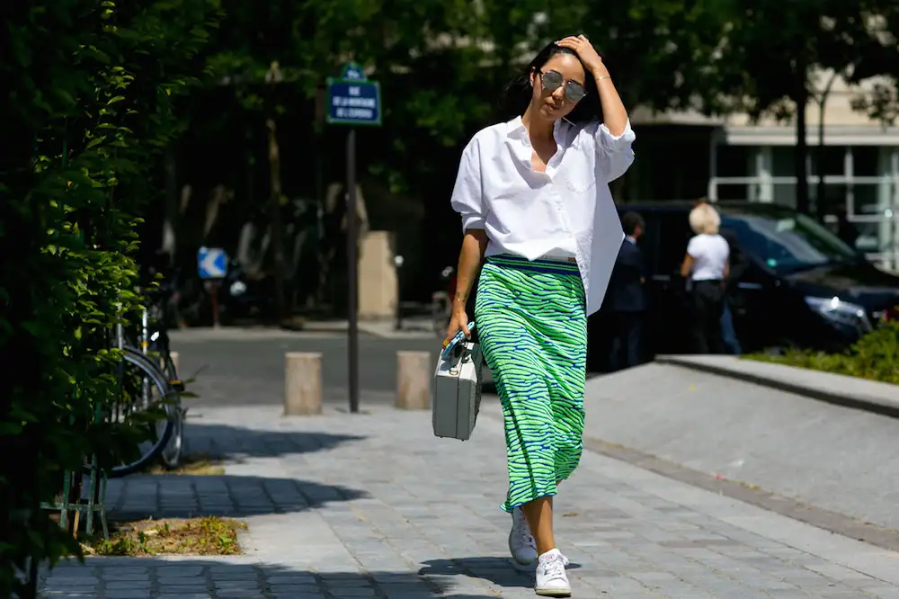 street-style-white-sneakers-trend-15.webp
