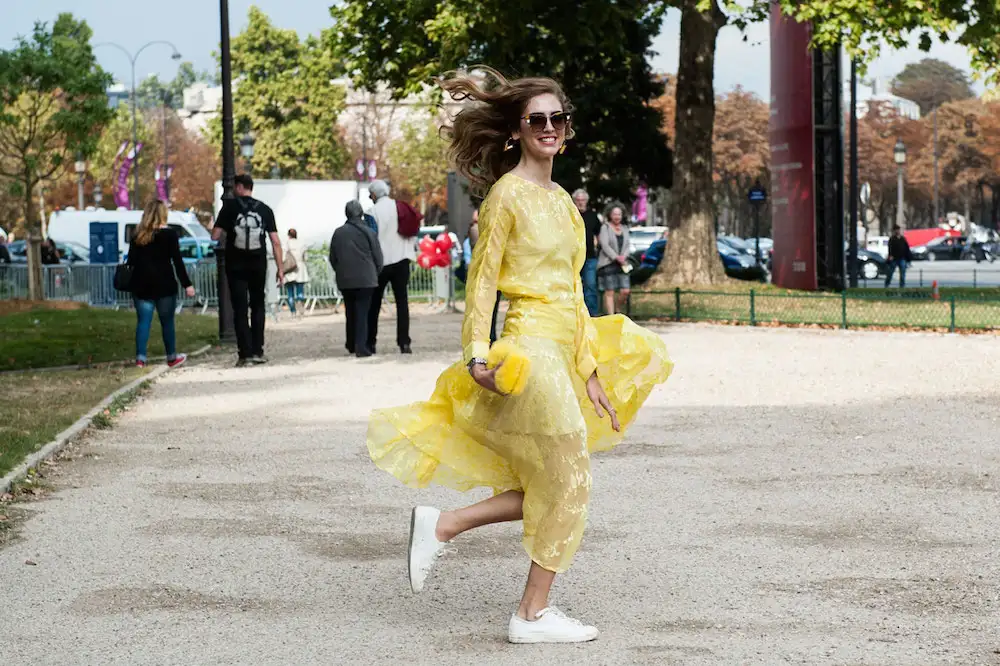 street-style-white-sneakers-trend-17.webp