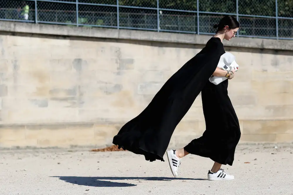 street-style-white-sneakers-trend-18.webp