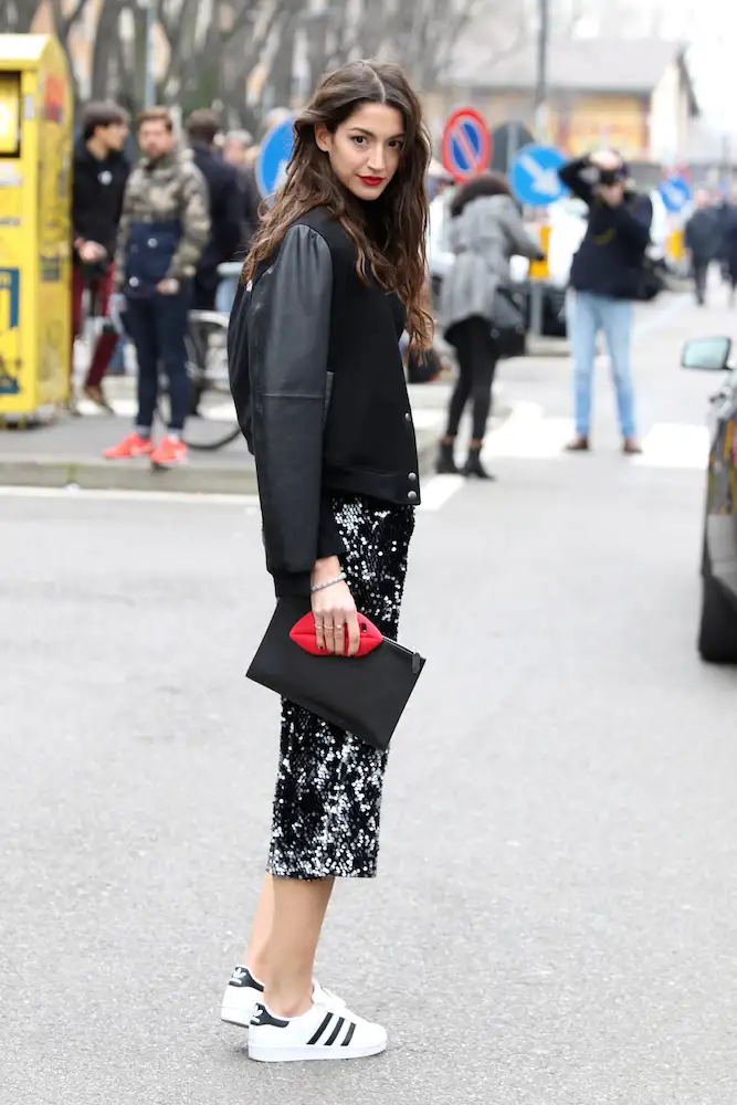 street-style-white-sneakers-trend-4.webp