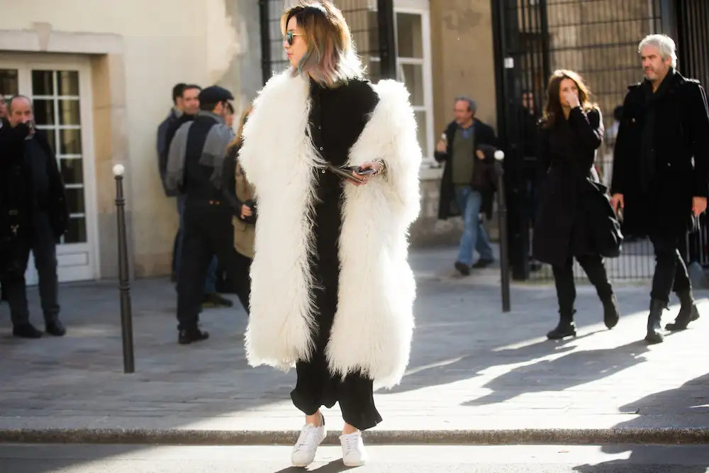 street-style-white-sneakers-trend-5.webp