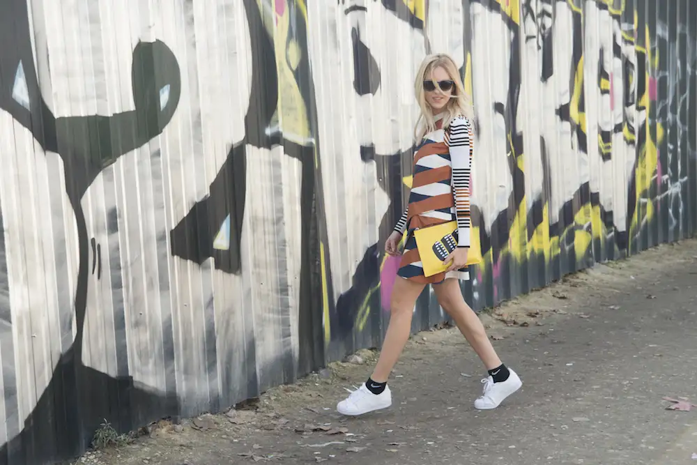 street-style-white-sneakers-trend-7.webp