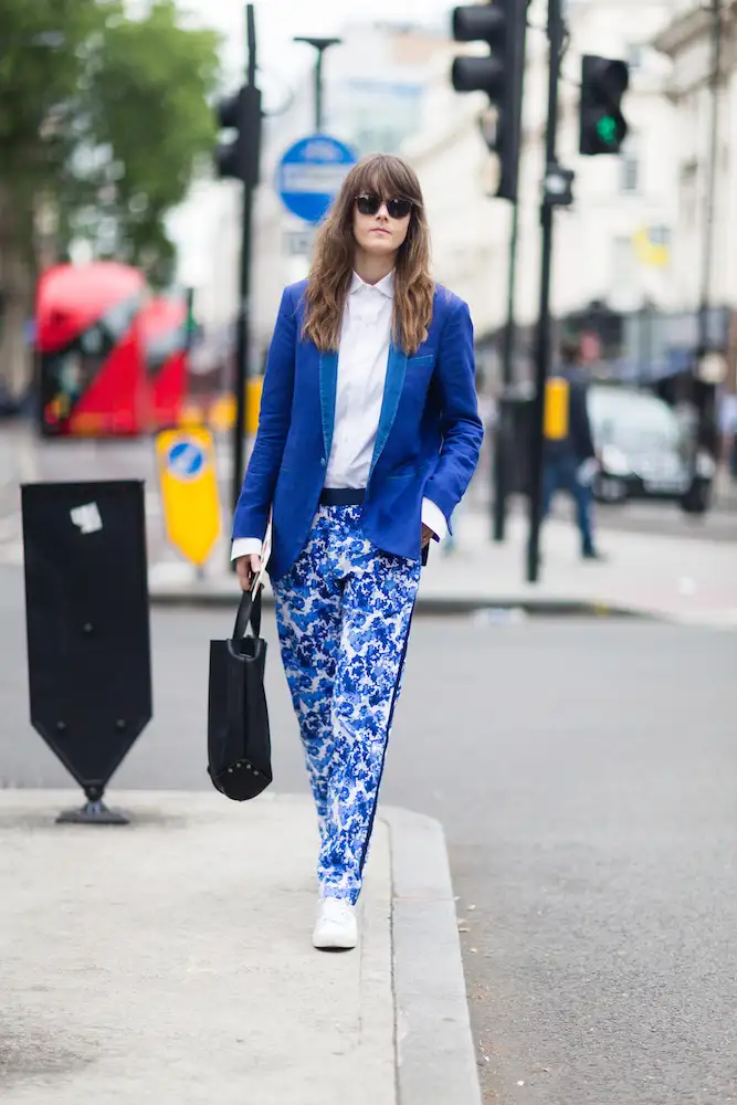 street-style-white-sneakers-trend-8.webp