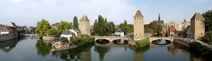 Stuttgart yesillik ve agiclik icine sarilmis bir sehirdir burasida saraplik baglarin tarafindan.webp