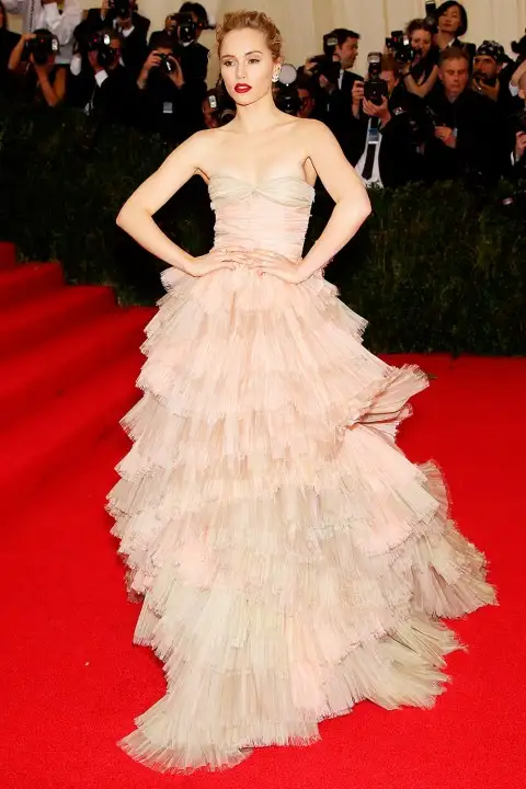 Suki-Waterhouse-2.webp