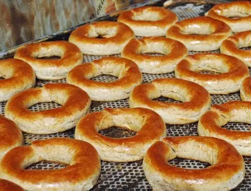 tahinli-corek-kardesler-odunlu-ekmek-firini-mardin-03-560x375.webp