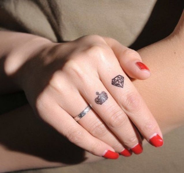 tatouage-doigt-diamant-couronne-petits.jpg