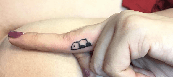 tatouage-doigt-panda-couche.png