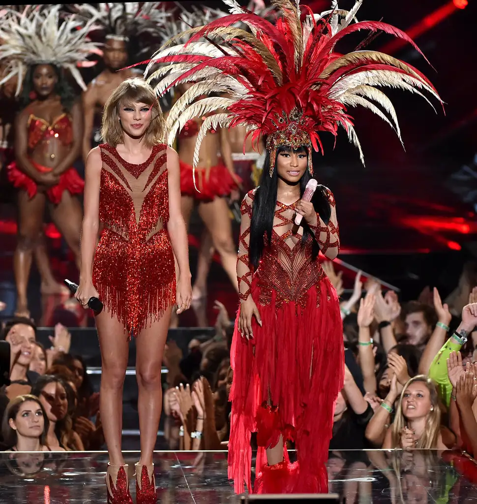 Taylor-Swift-Nicki-Minaj-Performance-Outfits-VMAs-2015.webp