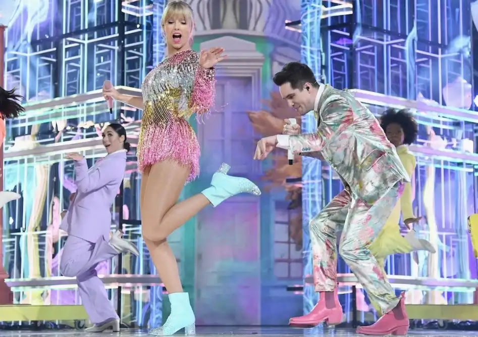 taylor_swift_kiyafetleri (9).webp