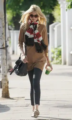 tayt-üzerine-kahverengi-tunik-claudia-schiffer-sokak-stili-301x500.webp