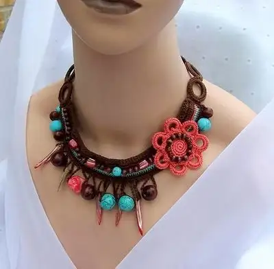 tığ-işi-boncuklu-örgü-bayan-kolye-modeli.webp