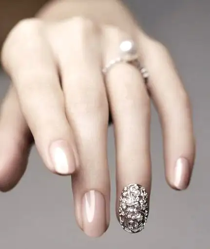 trends-wedding-nails-7.webp