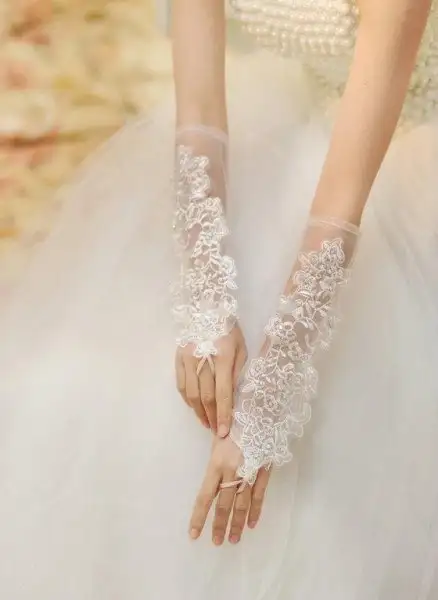 Trendy Design Bridal Gloves(1).webp
