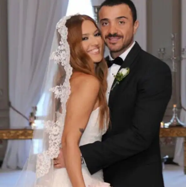 turk-unlulerin-gelinlikleri-27764-1152016165712.webp