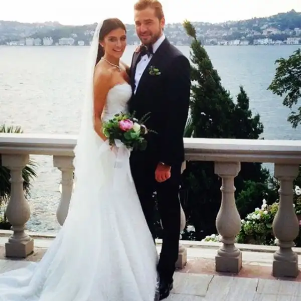 turk-unlulerin-gelinlikleri-35981-1152016165737.webp