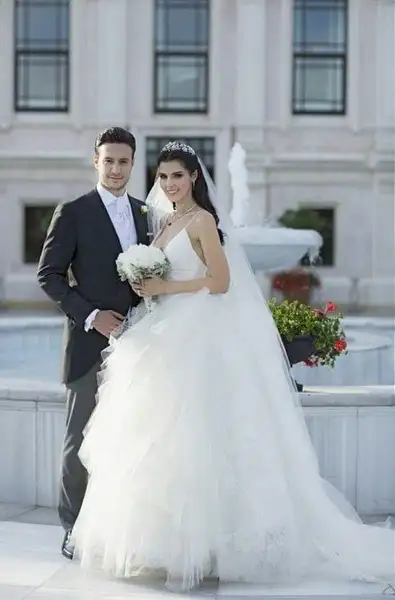 turk-unlulerin-gelinlikleri-46547-1152016165727.webp
