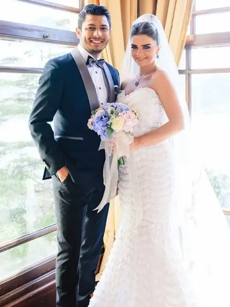 turk-unlulerin-gelinlikleri-542-1152016165741.webp