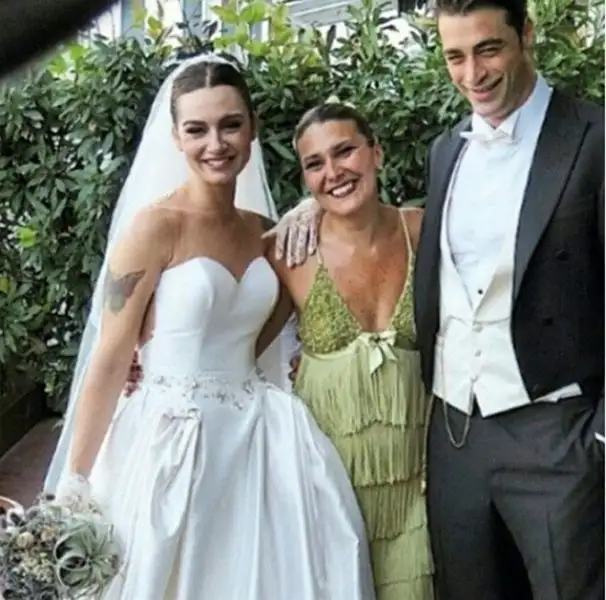 turk-unlulerin-gelinlikleri-65152-1152016165701.webp
