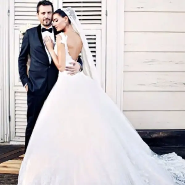 turk-unlulerin-gelinlikleri-91793-1152016165723.webp