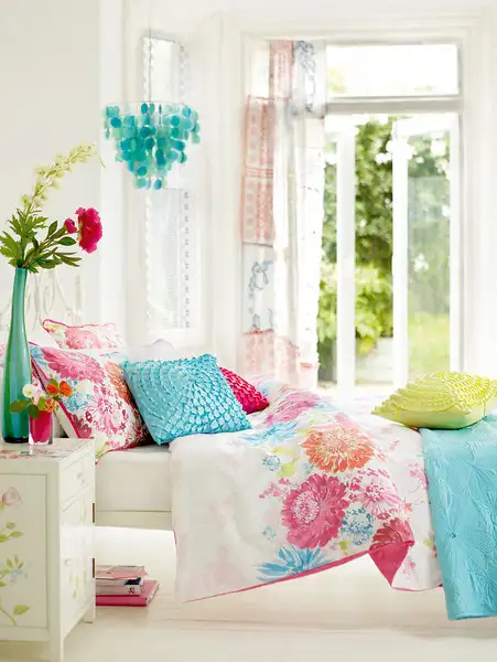 turkuaz-pembe-beyaz-yatak-odasi-dekorasyonu.webp