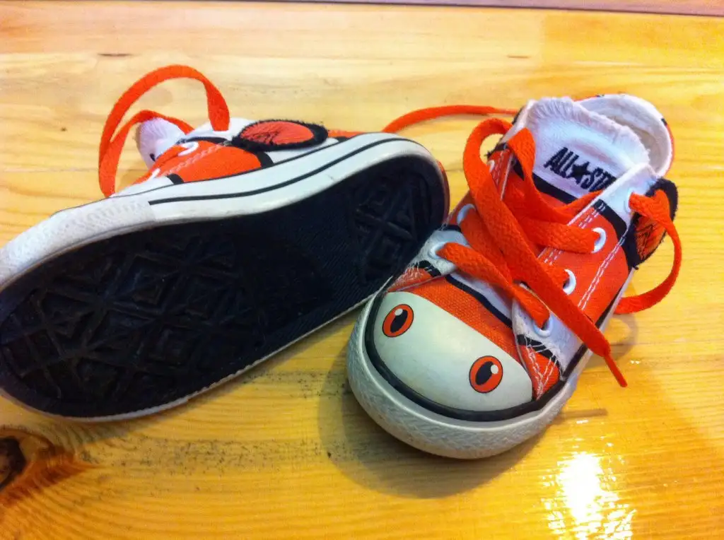 turuncu converse-2.webp