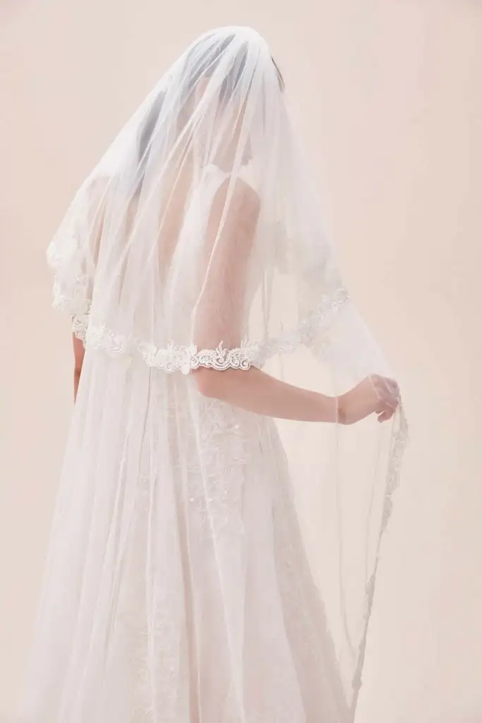 uclari-dantel-islemeli-tul-gelin-duvagi-duvak-eldiven-oleg-cassini-16875-62-B.webp