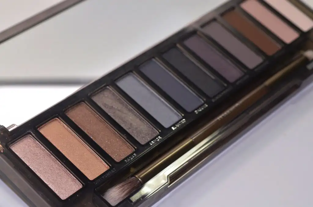 UD-Naked-Smoky-Palette-37.webp