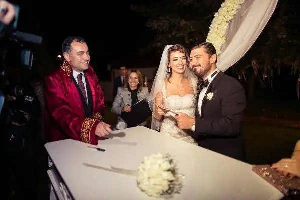 unlu_oyuncu_dunya_evine_girdi!_(2)_1009864071542fe09e1c5ec.webp