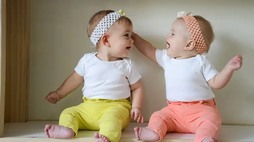 uyumlu_erkek_bebek_ikiz_isimleri_2018.webp
