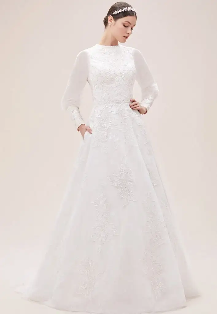 uzun-balon-kollu-a-kesim-dantelli-tesettur-gelinlik-2022-koleksiyonu-oleg-cassini-collection-...webp